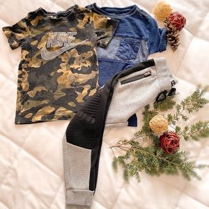 Boy ensemble (5-6) 2t-shirt and 1 jogging